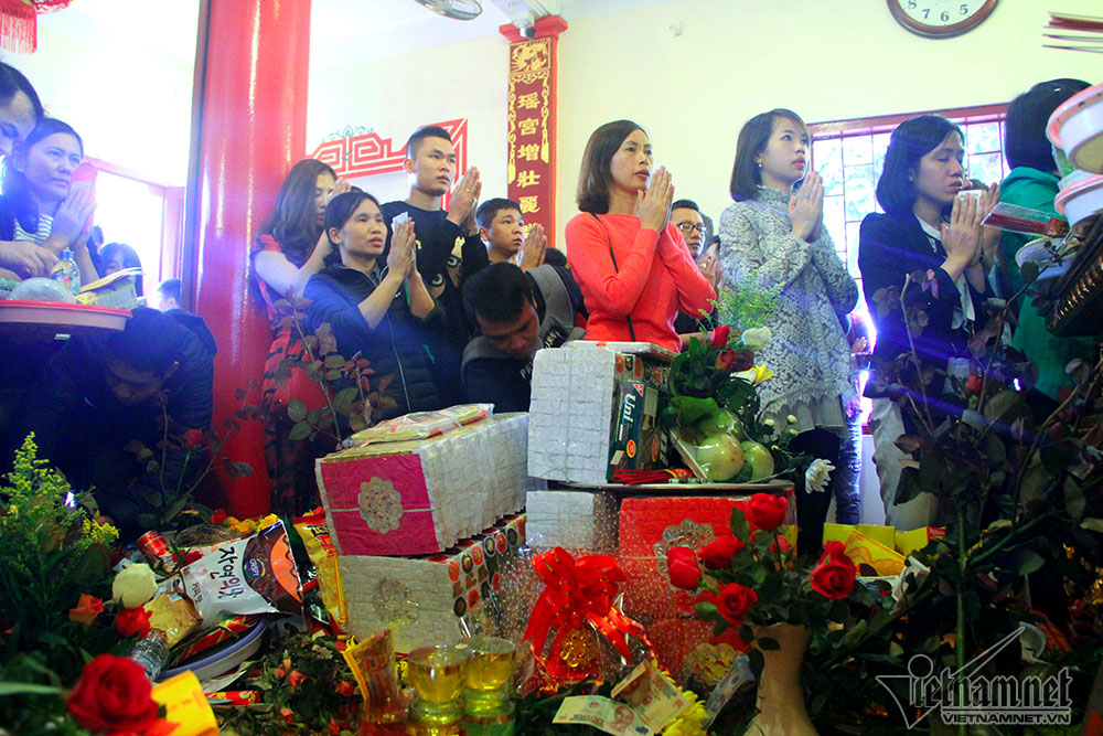 Vàng mã đốt nghi ngút, tiền lẻ rải kín phủ Tây Hồ rằm tháng Giêng